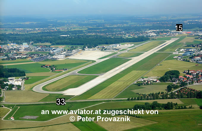 Luftaufnahme Flughafen Salzburg lows:  berblick - Blick von Sdosten auf die Piste 34