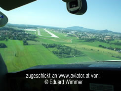 Luftaufnahme Flughafen Salzburg lows: Einkurven in den Endanflug Piste 33