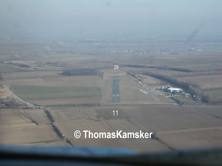 Luftaufnahme Flugplatz Krems Langenlois:  Endanflug auf die Piste 11