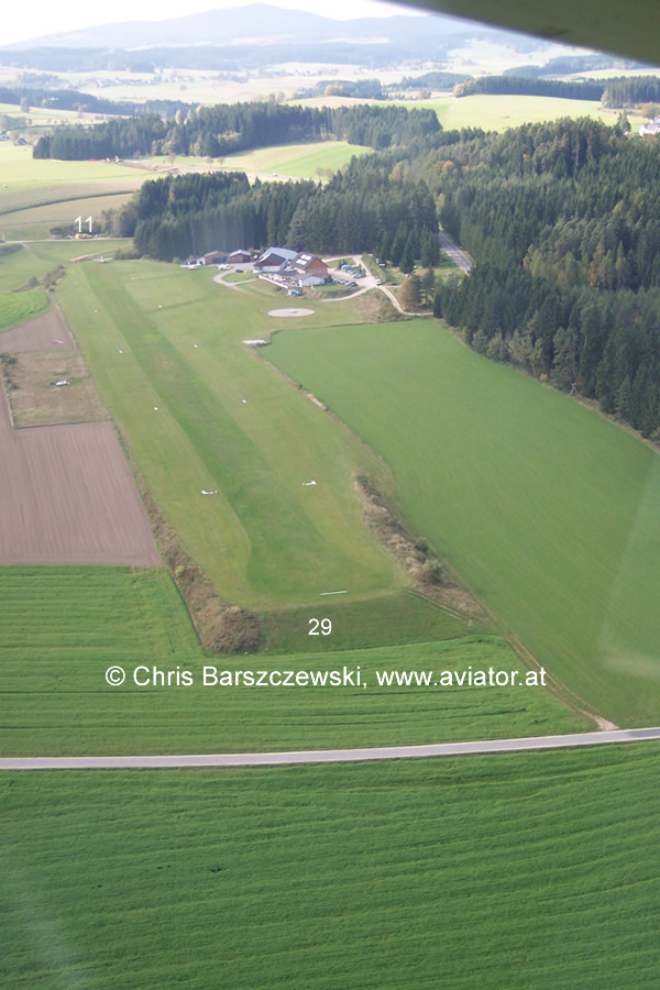 Luftaufnahme: lick auf die Piste  29 des Flugplatzes Freistadt lolf