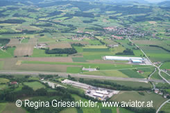 Luftaufnahme Flugplatz Setenstetten lolt: Blick aus der Platzrunde für Motorflugzeuge nördlich des Flugplatzes