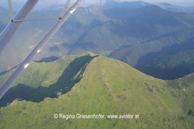 Luftaufnahmen Österreich von Aviator:  Grüne Flächen an den Hängen der Niederen Tauern, Steiermark