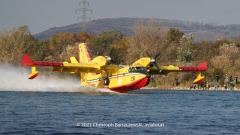 Wasserflugzeuge landen an der alten Donau: Die Maschinen der italienischen Feuerbrigade Typ Canadair CL-415, Registrierung IDPCH und CAN26 nehmen das Lschwasser an der neuen Donau auf