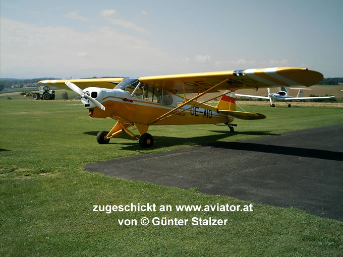 Piper  Cub am Flugplatz Hofkirchen