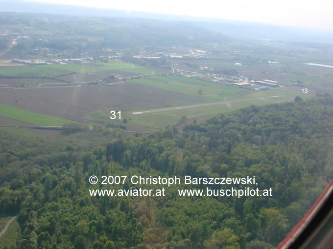 Luftaufnahme Flugplatz Frstenfeld logf: Blick auf die Piste 31 vom Nordosten