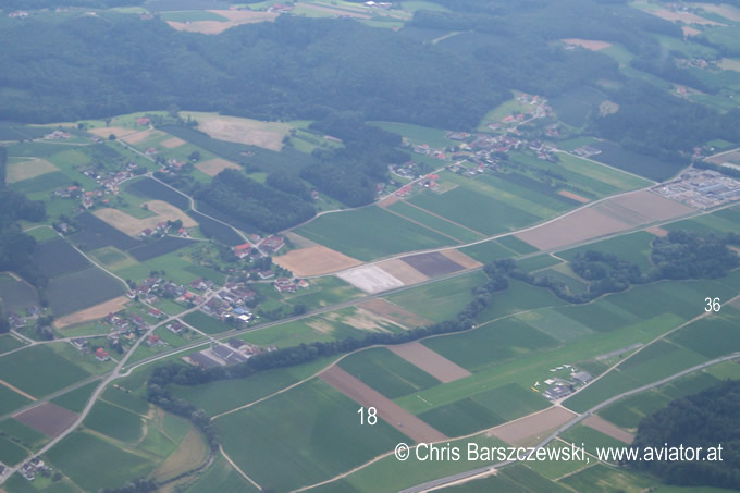 Flugplatz Weiz Unterfladnitz logw - Luftaufnahme Flugplatz Weiz Unterfladnitz  - Die Ansicht aus dem Flugzeug ist aus Nordwesten