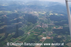 Flugplatz Weiz Unterfladnitz  - Die Ansicht aus dem Flugzeug ist aus Südosten nach Nordwesten