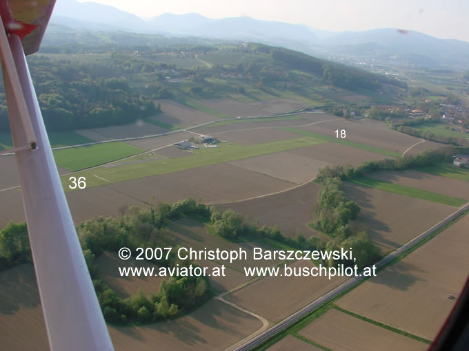 Flugplatz Weiz Unterfladnitz logw - Luftaufnahme Flugplatz Weiz Unterfladnitz  - Die Ansicht aus dem Flugzeug ist aus Nordwesten