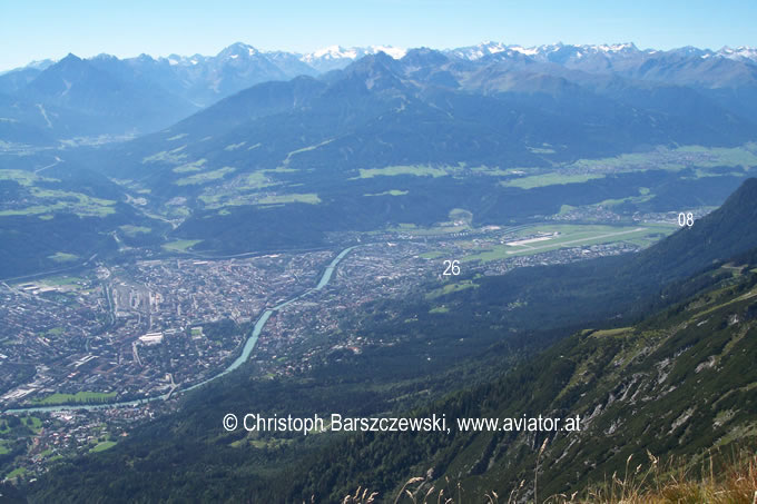 Flughafen Innsbruck - Blick vom Nordosten (Nordkette) auf die Piste Richtung Westen