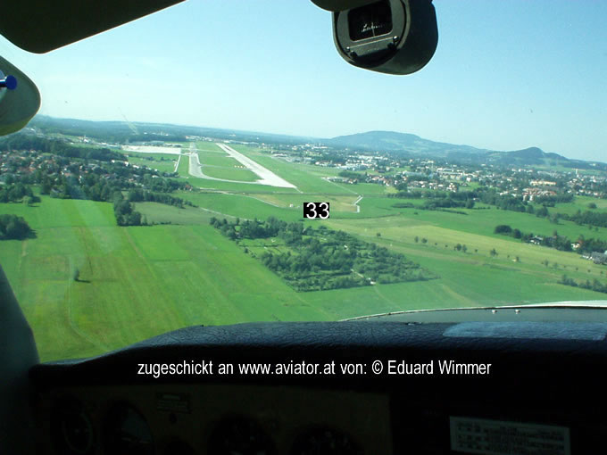 Luftaufnahme Flughafen Salzburg lows: Einkurven in den Endanflug Piste 33