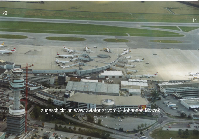 Luftaufnahme Flughafen Wien schwechat LOWW:  Sicht auf den Flughafen bei einem Überflug aus dem Sektor Sierra kommend