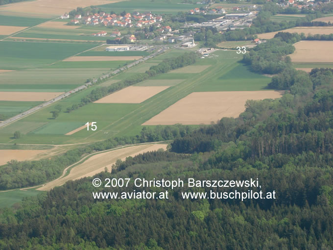 Luftaufnahme vom Flugplatz Pinkafeld: Blick auf die Piste 15