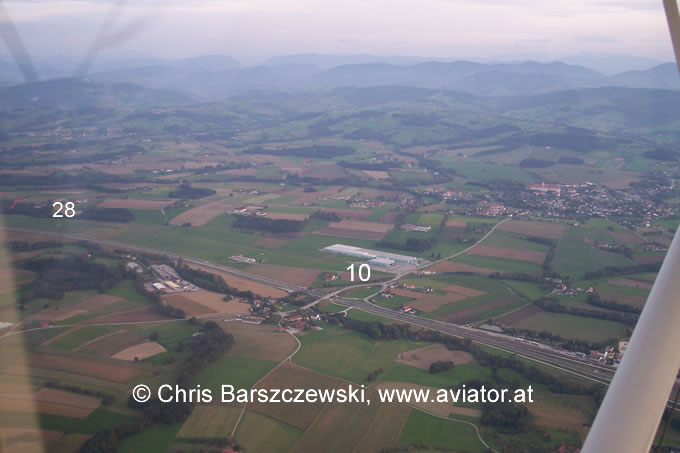 Luftaufnahme Flugplatz Seitenstetten: Die Piste gesehen aus der Luft Nordwest des Flugplatzes