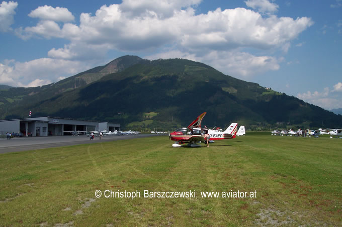 lowz - Zell am See Flugplatz während des UL-Party: Flugzeuge, Flugzeuge,Flugzeuge...