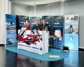 DChris Barszczewski und John Pipkin bereiten den Stand von Aviator.at auf der Messe AERO 2026 in Friedrichshafen