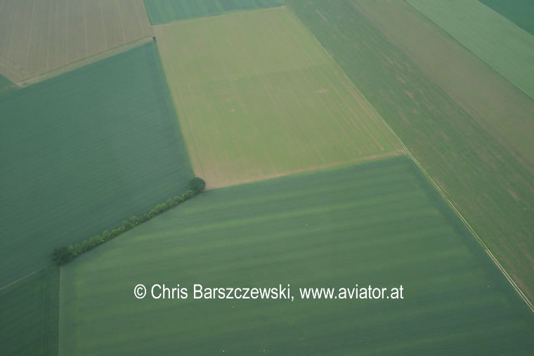 Luftaufnahme: Felder in Oberösterreich ordnen sich in ein Muster